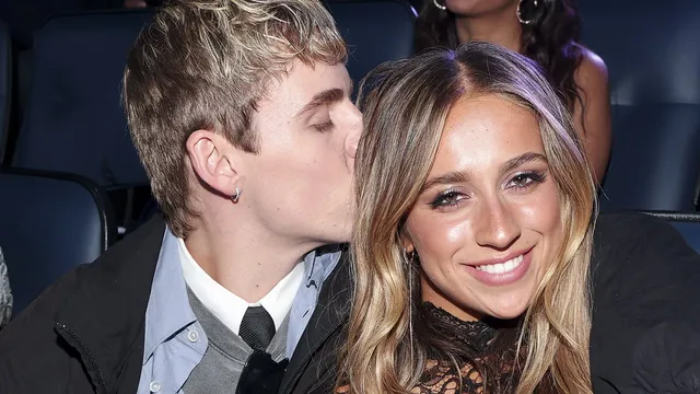 The Kid Laroi and Tate McRae share a kiss at 2024 MTV VMAs