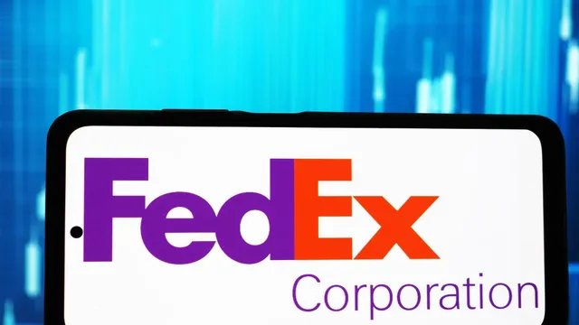 FedEx aims for $2 billion savings by 2027 with cost-cutting strategies