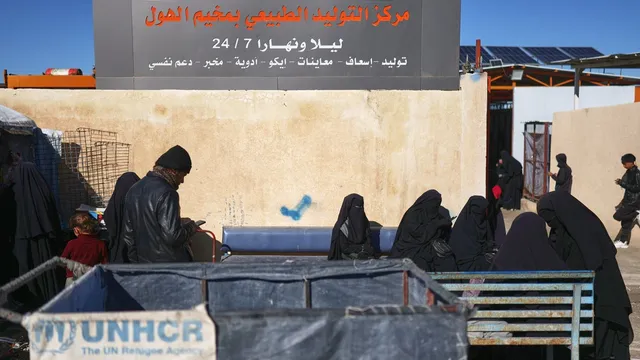 Thousands flee Syria camp as families linked to Islamic State return home