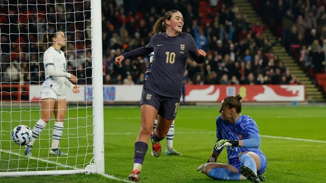 Sarina Wiegman demands improvement from Grace Clinton for Lionesses opportunity