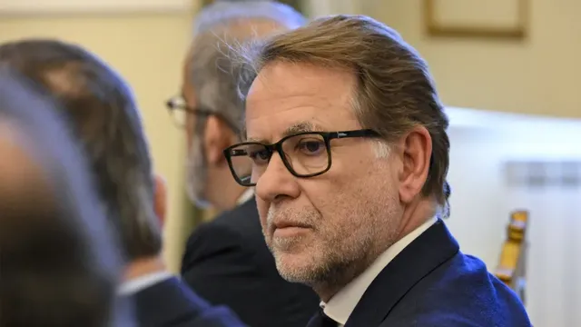 Minister announces new negotiations for police unions amid protests