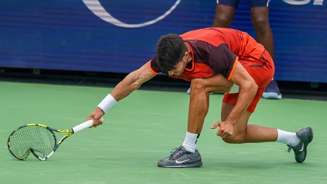 Carlos Alcaraz Breaks Racket After Losing to Gaël Monfils
