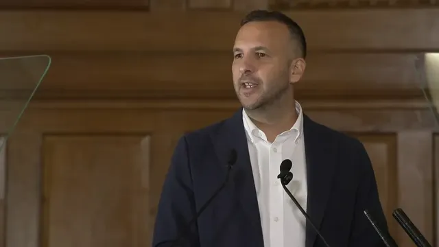 Green leader accuses government of failing to protect public from heat threats