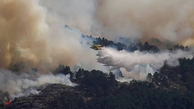 Firefighters struggle against massive wildfire in Spain