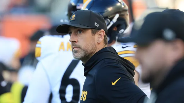 Aaron Rodgers plays despite serious wrist fractures