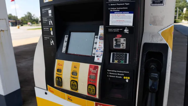 US consumer confidence drops as gas prices remain high