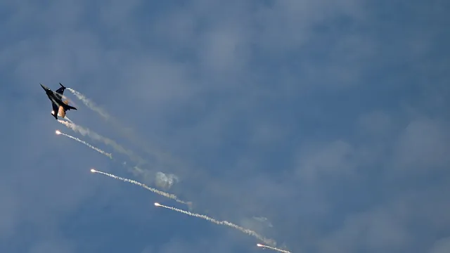 Pilot dies in tragic F-16 crash near highway in Turkey