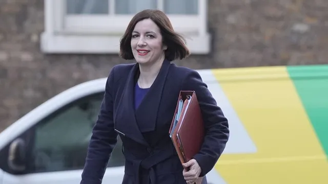 Education secretary declares smartphones are disruptive in schools