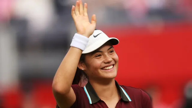 Emma Raducanu defeats Cristina Bucsa and moves on at Queen's