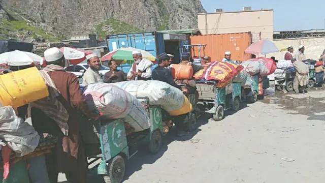 Pakistan expels over 750 Afghan refugees amid crackdown