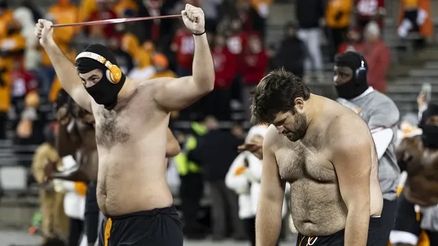 Tennessee players shock fans by warming up shirtless in freezing weather