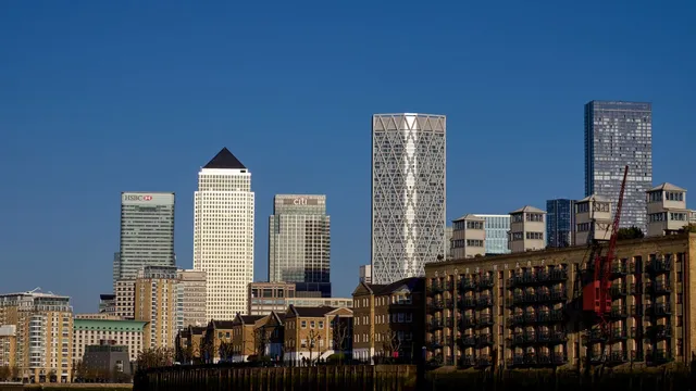 FTSE dips as oil majors suffer from falling Brent crude prices