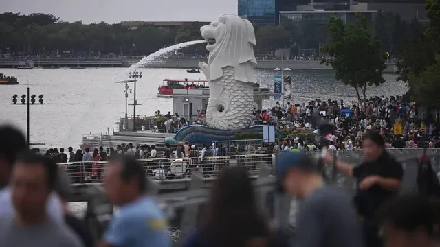 Police shut down access around Marina Bay as crowds surge