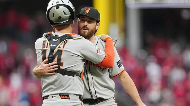 Wilmer Flores leads Giants to thrilling comeback against Reds