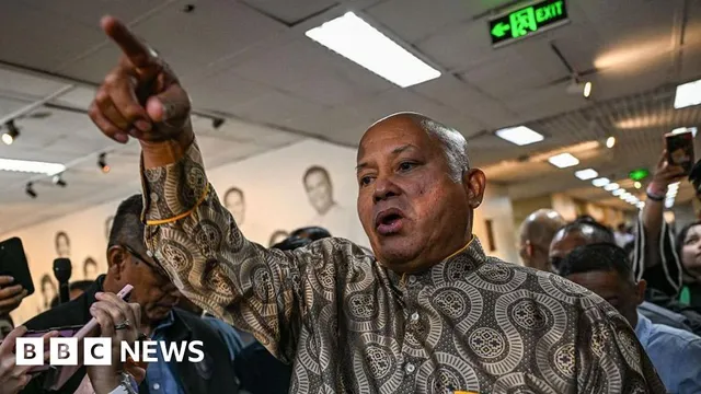 Senator Ronald dela Rosa flees Senate amid ICC arrest warrant chaos