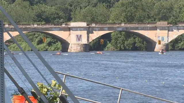 Five thousand rowers take over Schuylkill River
