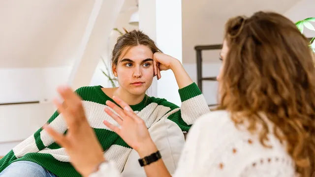Expert advises on conversation habits that lead to instant dislike
