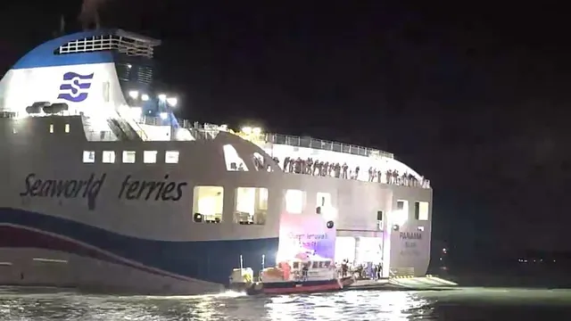 All passengers rescued after South Korean ferry runs aground