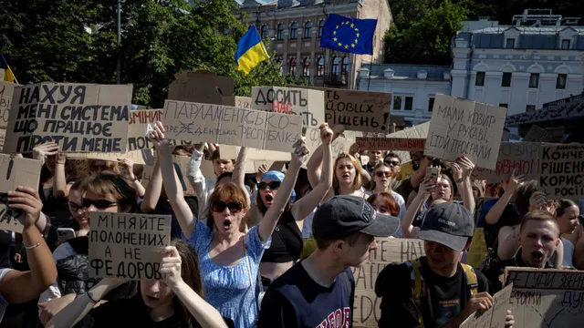 Zelenskyy ousts defense minister amid growing unrest in Ukraine