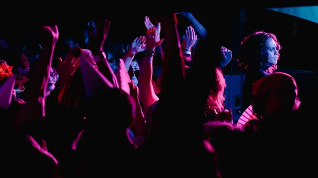 New York clubs ban phones to revive the dance floor experience