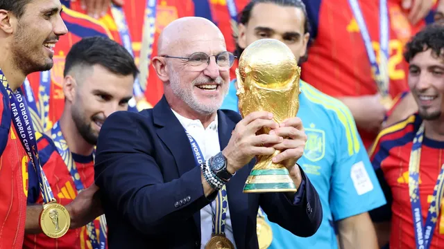 Spain's World Cup-winning coach Luis de la Fuente signs six-year contract extension with Spanish Football Federation