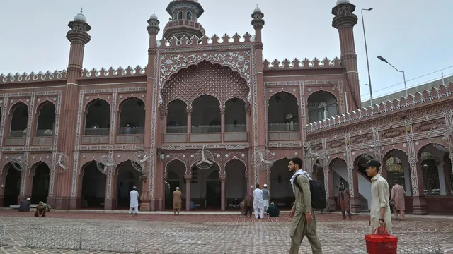 U.S. closes vital consulate in Peshawar, Pakistan