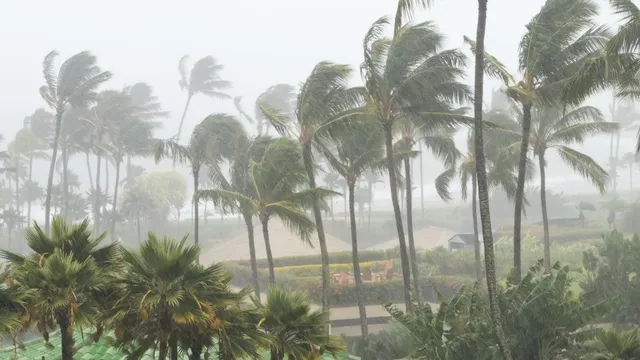 Hawaii braces for severe thunderstorms and rare tornado threat