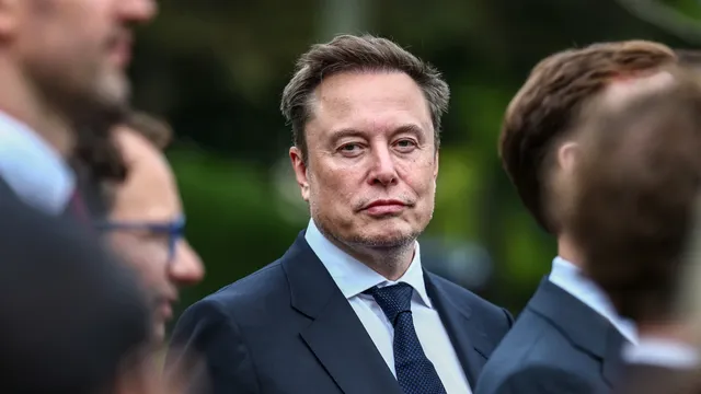 SpaceX agrees to buy nationwide low-band spectrum to challenge US wireless carriers