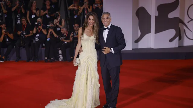 Clooney and Pitt premiere “Wolfs” at Venice Film Festival