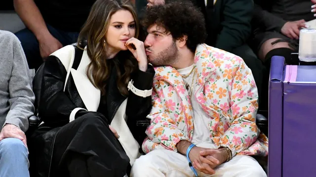 Selena Gomez launches seven album versions to secure No. 1 spot