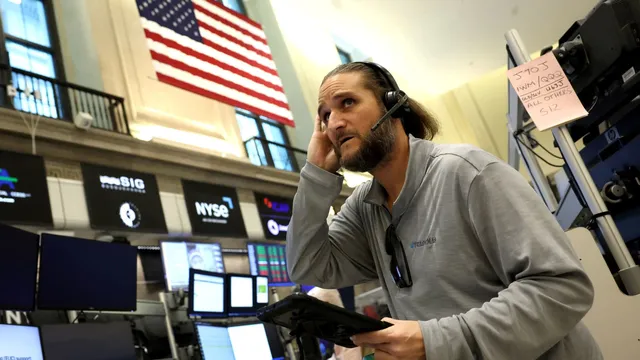 U.S. Treasury yields plunge as markets close early for Jimmy Carter