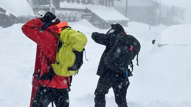 Tragic avalanche claims eight lives during skiing expedition