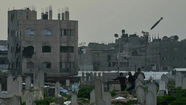 Israeli strikes kill three in Gaza amidst ceasefire tensions