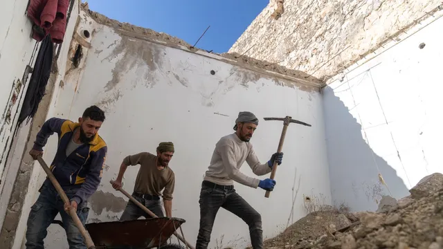 Syrians return home to find houses looted and roofless