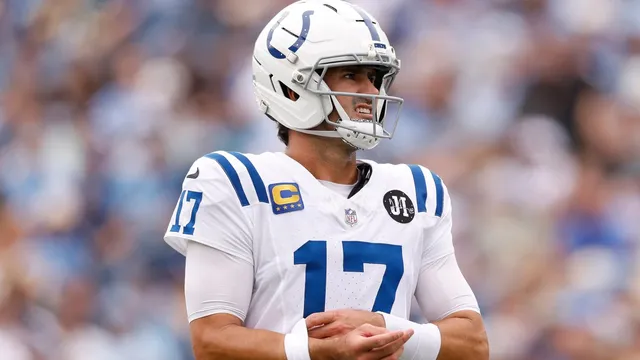 Daniel Jones plays through fractured fibula amid Colts' playoff push