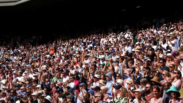 Carlos Alcaraz helps ill spectator during historic heat at Wimbledon