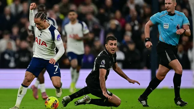 Dominic Solanke scores stunning scorpion goal to rescue Tottenham