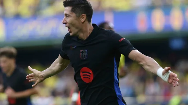 Barcelona thrashes Villarreal with Lewandowski and Raphinha braces