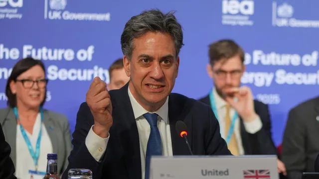 Green MPs pressure Ed Miliband to decouple electricity prices from gas