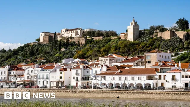 Couple arrested for abandoning their children by the roadside in Portugal