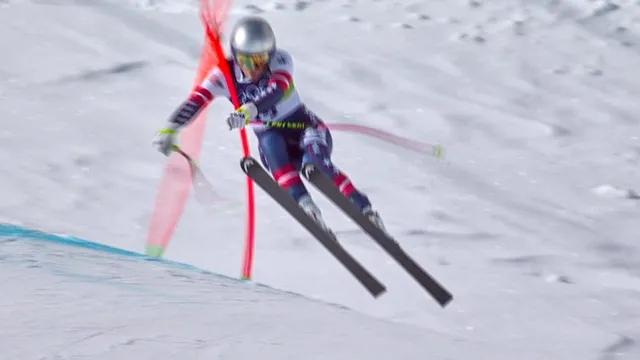 Lindsey Vonn competes with a completely ruptured ACL