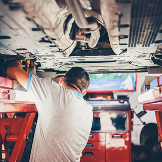 Monteur onder auto
