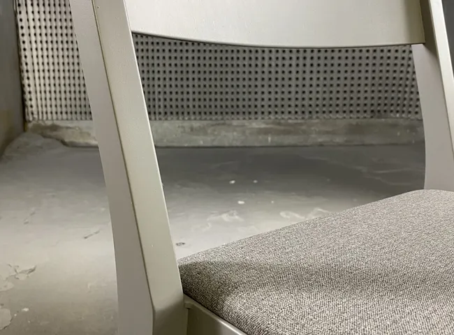 Närbild Stol Grå Akustik Gärsnäs. jpeg