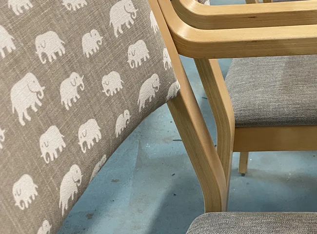 Stolar till Estrid Ericsonskolan klädda i Estrid Ericsons tyg Elefant från Svenskt Tenn