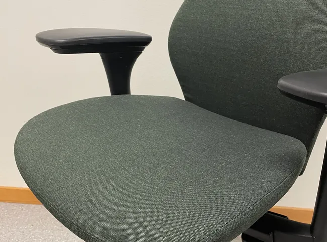 Skrivbordsstol efter omklädsel vid rekond