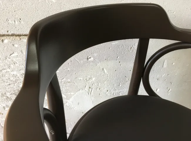 Rekond av Stol Cattelin – Lackad i mörkt brun för träkänsla