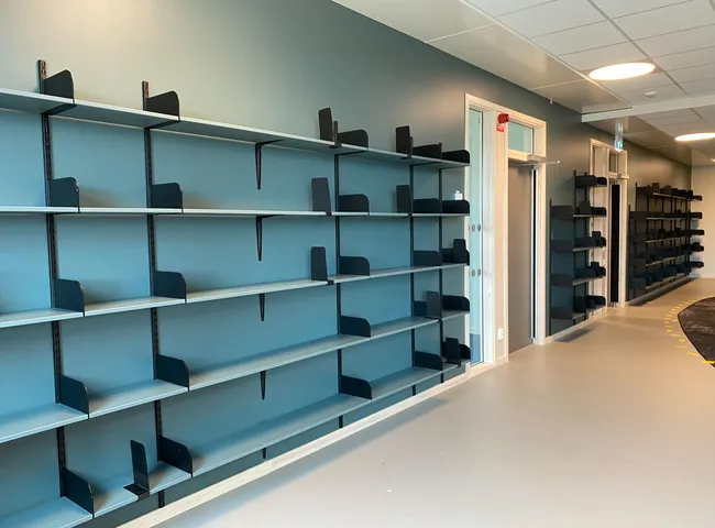 Sajkla bokhyllevägg efter rekond