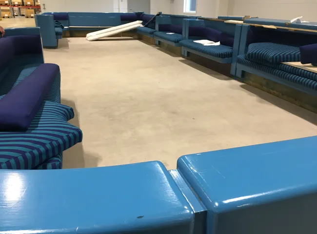Sajkla platsbyggd soffa före rekond