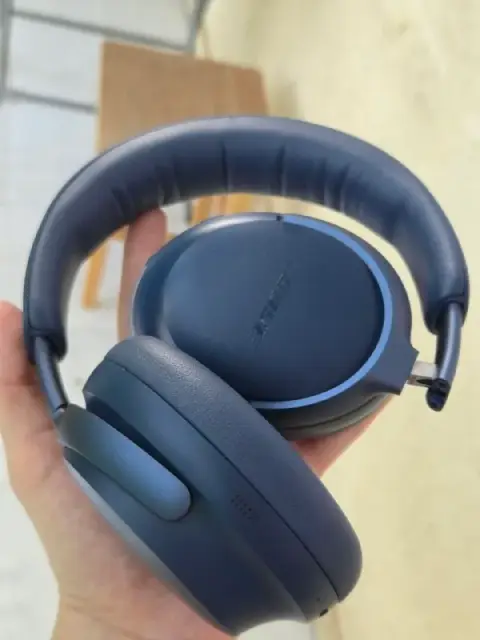 Bose QuietComfort Ultra в тёмно-синем цвете. Состояние идеальное: без царапин и потёртостей, амбушюр — Тбилиси — 800 ₾
