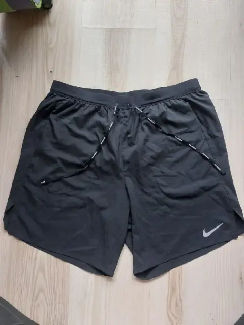 Новые оригинальные шорты Nike размер M — Батуми — 90 ₾